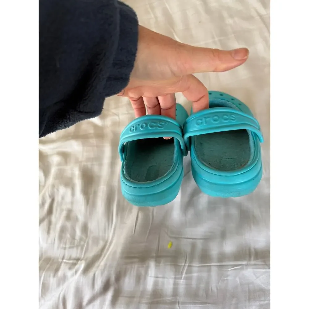 Crocs teal fleece lines size J2
